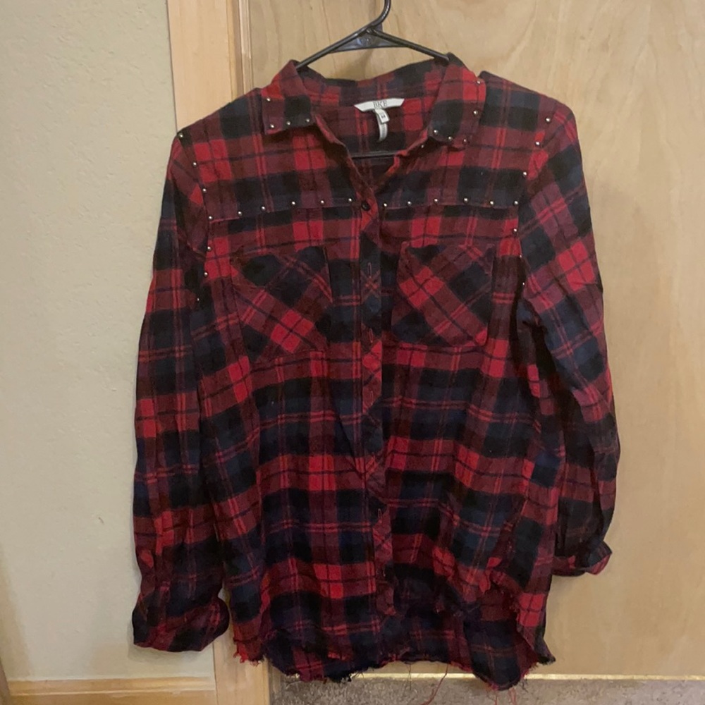 Black and red flannel. From Buckle. Size M.